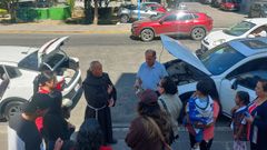 Momento en el que el p�rroco local bendice varios coches, junto al Templo de San Francisco, donde descansan los restos del beato Sebasti�n de Aparicio.