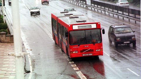 Bus urbano articulado da liña da Universidade da Coruña, en xaneiro do ano 2000