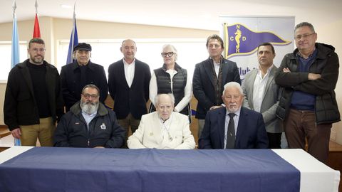 El presidente de la Real Federacin de Vela Gallega, Manuel Villaverde, impone a Ramiro Carregal la medalla de oro de la Federacin 