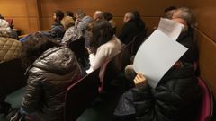 Los acusados tratando de ocultarse durante el juicio de esta semana