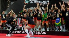 Alicia, tercera por la derecha, celebrando el t�tulo.