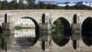 Puente romano de Lugo, por donde discurri la Va XIX, y el Balneario con las termas romanas, al fondo