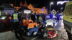 Los sanitarios atienden al herido, tenido en el suelo en el lugar en el que se produjo el atropello