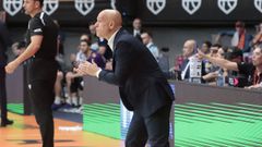 Carles Marco, dando indicaciones durante el encuentro entre el Leyma y el Palencia en el Coliseum.