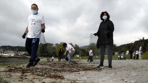 Amicos y Vegalsa impulsan una limpieza de playa para acabar con la basuraleza en Barraa