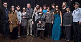 Alumnos de la Escola CasaHamlet, con Santiago Fern�ndez, hacen una panor�mica de la historia del teatro.