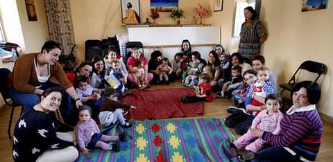 Usuarias de Preescolar na Casa, en la reuni�n celebrada este mi�rcoles en el local cedido por Mulleres Rurais.