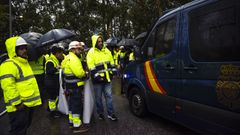 Trabajadores de Ence en huelga, este lunes a primera hora, en la entrada de la factora en Lourizn (Pontevedra)