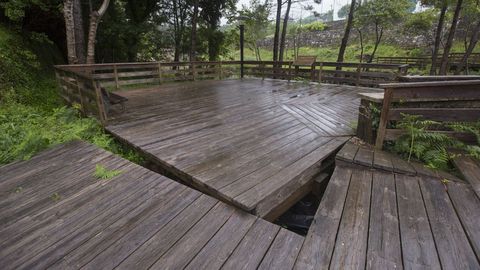 Cereixo. El paseo vimiancs tiene mltiples desperfectos que incluso pueden ser peligrosos para los peatones