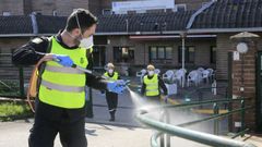 Miembros de la UME desinfectando la pasada semana la residencia de As G�ndaras