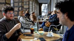 Clientes utilizando la terraza de un local situado en la avenida de la Marina