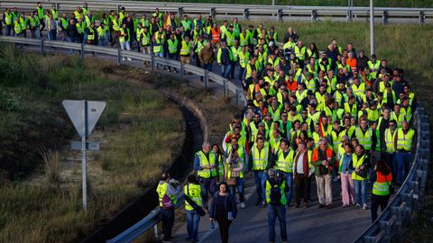 Cientos de agricultores cortaron esta maana los accesos a Sevilla