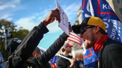 Un seguidor de Trump se enfrenta a una protesta contra el presidente saliente