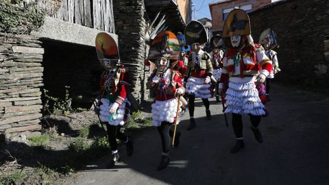 Os felos percorren Maceda.A comitiva co personaxe do entroido visita os pobos do municipio e a Serra de San Mamede