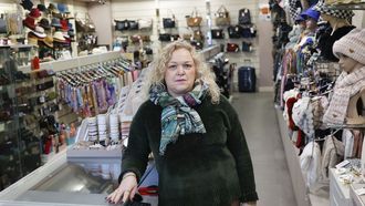 Karina Pereiro se hizo cargo de la tienda en la que trabajaba en Sarria