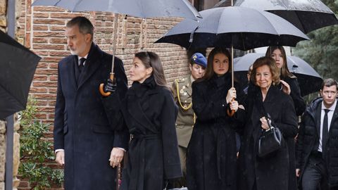 Los Reyes Don Felipe y Do�a Letizia, La Reina Do�a Sof�a junto a sus nietas, la Princesa Leonor y la Infanta Sof�a, llegan a la catedral Ortodoxa Griega de San Andr�s y San Demetrio para asistir al responso por Su Alteza Real la Princesa Do�a Irene de Grecia, a 17 de enero de 2026, en Madrid.