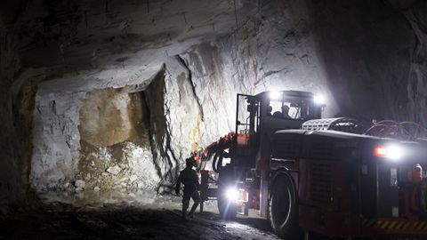 Trabajos de retirada de material en el interior de la mina de Magnesitas de Rubi�n
