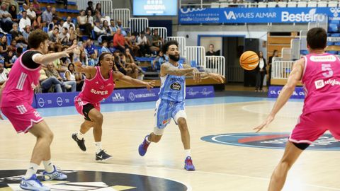 Una acci�n ofensiva del Breog�n en el partido ante el Mega