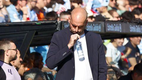 Claudio Gir�ldez, pensativo, durante el Celta-Alav�s de este domingo.
