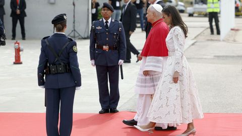 La reina Letizia, vestida de blanco. Solo las reinas cat�licas pueden evitar el protocolario negro al reunirse con el Papa.