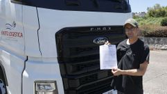 José Luis, con la denuncia que presentó por el último robo de gasoil que sufrió.