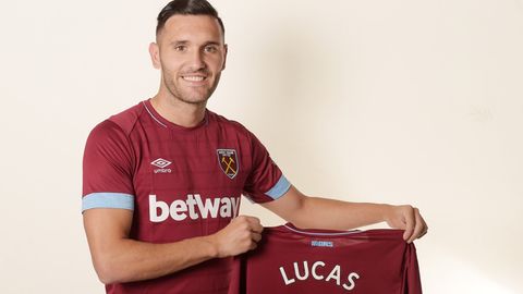Lucas Pérez presentado con el West Ham