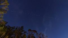 Sat�lites Starlink sobrevolando el cielo a su paso por Vimianzo.
