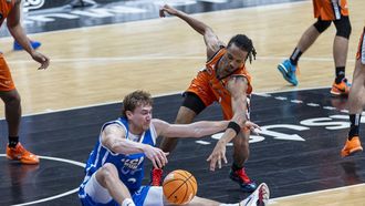 Alonzo Verge brega por un bal�n con Sander Raieste en el duelo ante el UCAM Murcia.