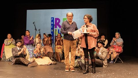 Luciano Calvo entregando un dos premios na edici�n do ano pasado.