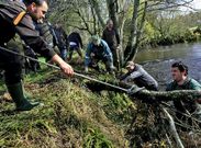 Los voluntarios de R�o Mar trabajaron durante cuatro horas en la zona de Torelo.