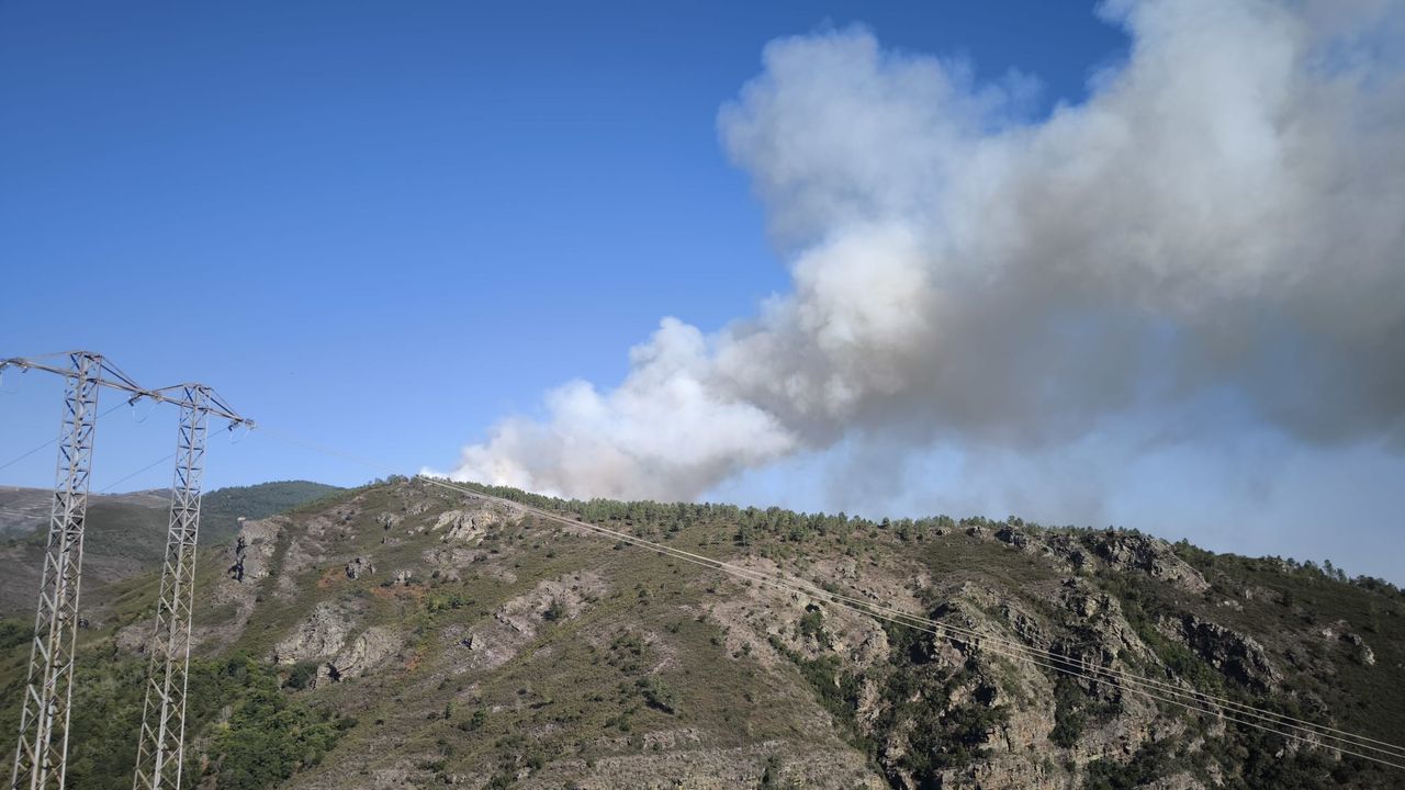 Activo un incendio forestal en la montaña de Quiroga