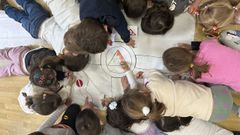 Rapaces nun campamento da Asociaci�n Amencer de Ourense aprendendo sobre sinais de tr�fico.