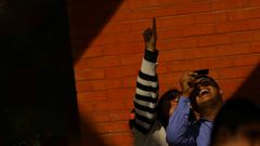 Varias personas contemplando el eclipse en Ciudad Jurez