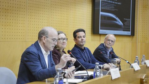 Jos� �ngel V�zquez Barquero, Carmen Sampayo, Julio Iglesias y Carlos de la Pe�a durante el debate