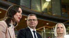 La primera ministra finlandesa, Sanna Marin, junto con los otros dos candidatos, el conservador Petteri Orpo y la ultraderechista Riika Purra.