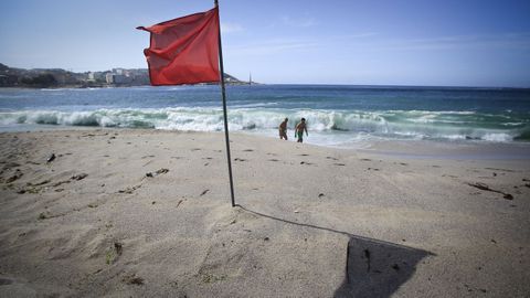 Bandera roja en la playa del Orz�n. 