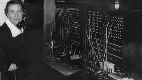 Aurora S&aacute;nchez, en el primitivo locutorio que atendi&oacute; cincuenta a&ntilde;os