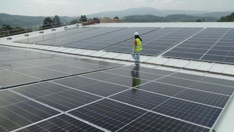Los paneles solares de la planta de Sogama en Vilanova de Arousa se instalaron en el techo de las naves