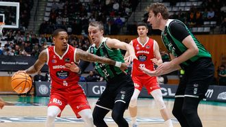 El base breoganista Russell, defendido por los verdinegros Hakanson y Birgander.