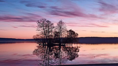 Imagen del reflejo del atardecer sobre uno de los lagos cercanos a la ciudad sueca de Uppsala este mes. 