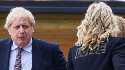El primer ministro brit�nico, Boris Johnson, y, de espaldas, la esposa del presidente de Estados Unidos, Jill Biden, este viernes, en Cornualles