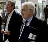 De la Cavada (derecha), a su llegada ayer a la asamblea de la CEOE.