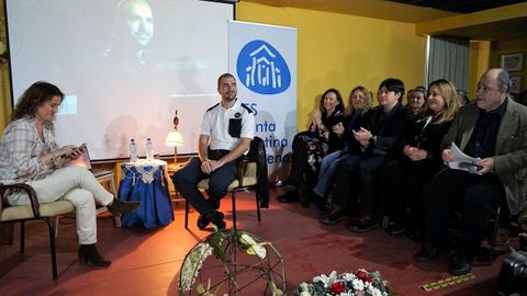 Los consejeros de Ciencia, Borja Snchez (3d), y Educacin, Lydia Espina (2d), y el astronauta leons Pablo lvarez (c), durante el acto celebrado este lunes en el Instituto de Enseanza Secundaria Santa Cristina de Lena