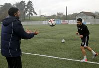 Marcos Montes, el t�cnico del Choco, trabaj� ayer en solitario con Silva en Redondela. 
