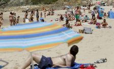 Las playas de la comarca -en la imagen, Doni�os, en Ferrol- se llenaron de gente ayer. 