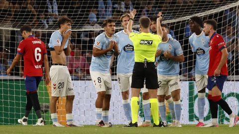 Los jugadores del Celta protestan al colegiado Sesma Espinosa despu�s de que se�alara un penalti en contra de los vigueses.
