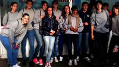 Las jugadoras del Ensino y su entrenador, Javier Mu�oz, esta tarde en el puesto del club en la Praza Maior
