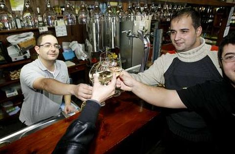 Guillermo Maside, agraciado con 60.000 euros, celebrando el premio con unos amigos.