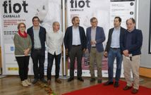 <span lang= es-es >Muchos agradecimientos y un ofrecimiento</span>. Todos los participantes la presentaci�n celebrada ayer destacaron la calidad del programa y el trabajo realizado por el personal de cultura del Concello de Carballo. Chano Calvo, adem�s, se ofreci� a aumentar el a�o pr�ximo la aportaci�n econ�mica de la Fundaci�n Luis Calvo Sanz para celebrar las bodas de plata del festival carball�s. 