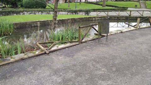 Estado de unas vallas en el parque de Isabel La Cat�lica